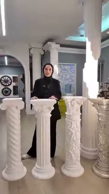Kare tablalı üç sehpa modeli, sunucunun önünde hizalanıyor.