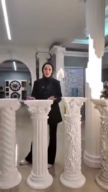 Sunucu, kabartmalı ve burgu gövdeli kaideler arasında açıklama yapıyor.
