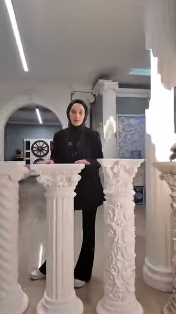 Üç beyaz sehpanın işlemeli başlıkları yakın planda karşılaştırılıyor.