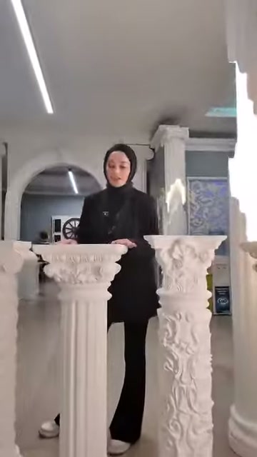 Sunucu, geniş tablalı klasik sehpanın üst yüzeyine dokunuyor.