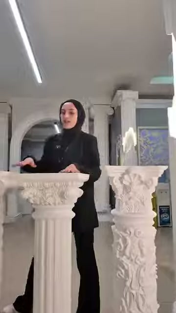 Yivli gövdeler ile yoğun yaprak motifli kaide birlikte sunuluyor.