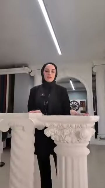Sunucu, kalın kare tablalı iki klasik kaideyi önden tanıtıyor.