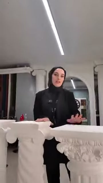 Kabartmalı başlıkların üzerinde duran düz beyaz tablalar öne çıkıyor.