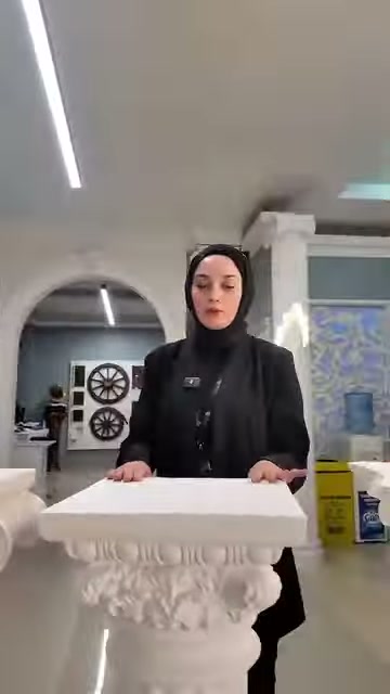 Dikdörtgen üstlü sehpanın yumurta dizisi bordürü yakından görülüyor.
