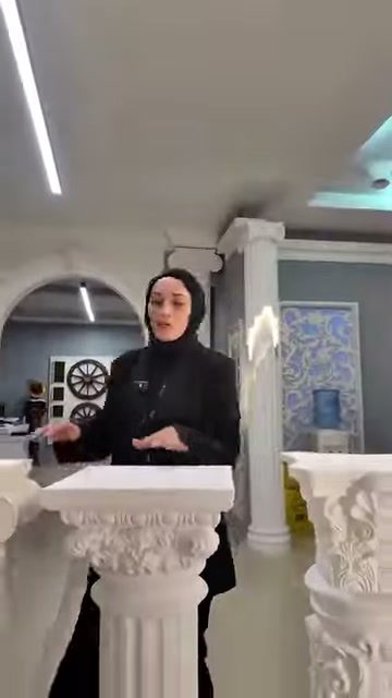 Sunucu, farklı başlık ve gövde biçimli üç kaideyi sergiliyor.