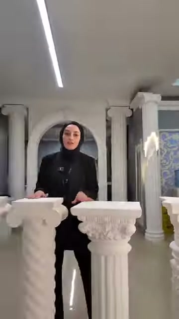 Düz tablalı, yivli ayaklı beyaz sehpa grubu önden gösteriliyor.
