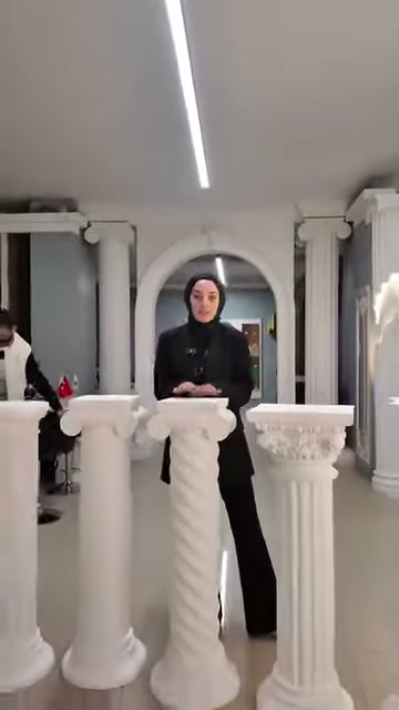 Burgu ayaklı ve yivli beyaz modeller yan yana sergileniyor.
