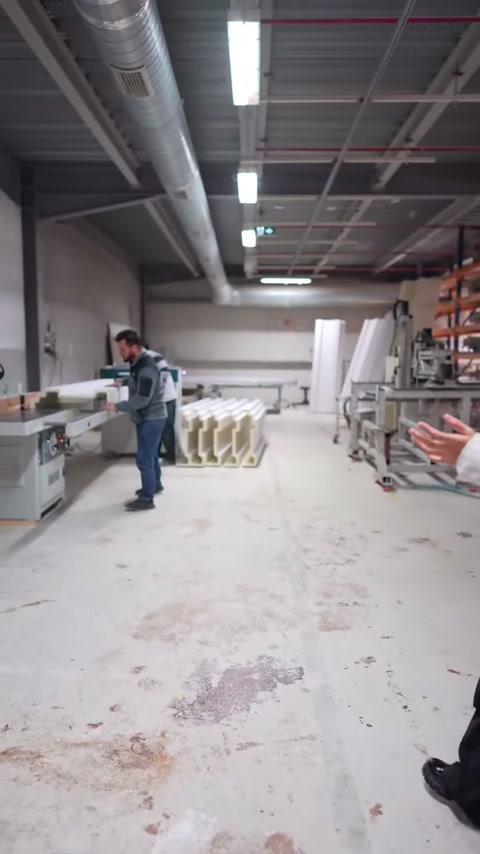 Usta makine başında eğilirken sunucu kadrajın sağında anlatımı sürdürüyor.