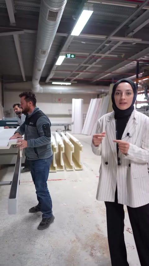 Sunucu ve çalışan, kesim tezgâhındaki uygulama aşamasını birlikte gösteriyor.