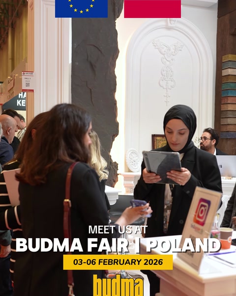 Kabartmalı kapı paneli önünde ürünleri inceleyen fuar ziyaretçileri
