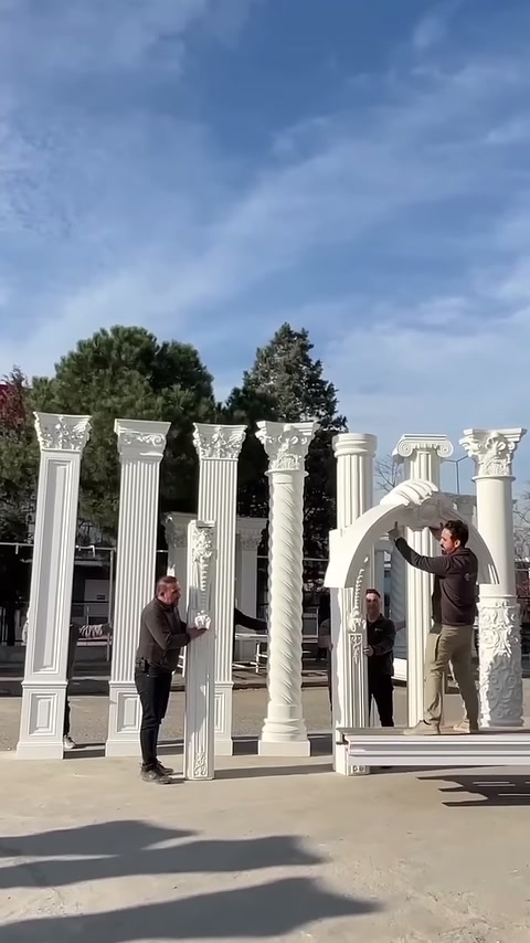 Çalışanlar dekoratif kemer parçasını sütunların arasına kaldırmaya başlıyor