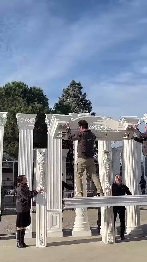 Kabartmalı üçgen alınlık, çalışanlarca sütunların üstüne doğru kaldırılıyor