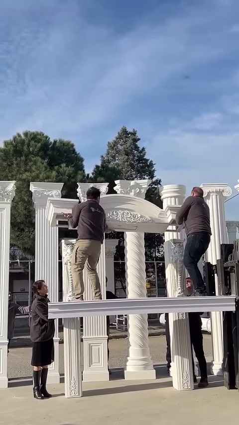 Çalışanlar üçgen alınlığın sağ ve sol kenarlarını birlikte ayarlıyor