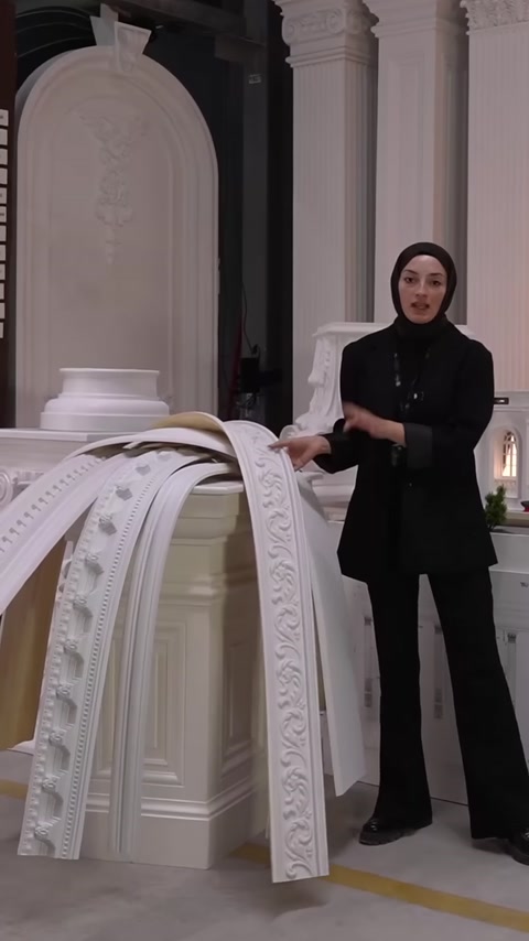 Düz ve desenli esnek profiller yan yana kavisli sergileniyor