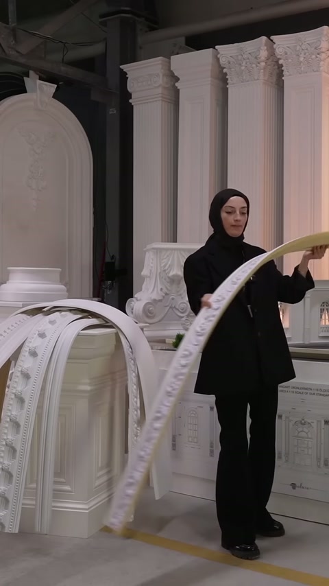 Dekoratif yüzeyli esnek çıta, sarı arka yüzüyle birlikte eğiliyor