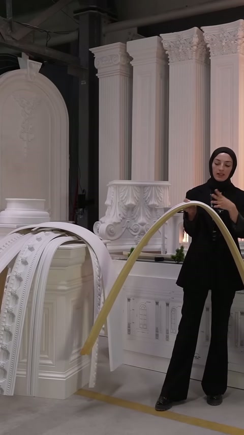 Sarı tabanlı esnek profil, uygulayıcının elinde yüksek kavisle sergileniyor