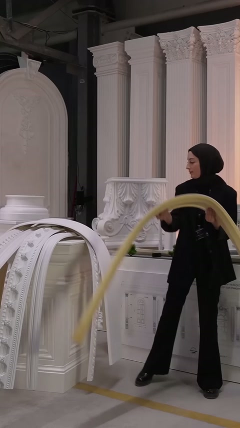 Bükülebilir kartonpiyerin iki ucu, kemerli formu göstermek üzere yaklaştırılıyor