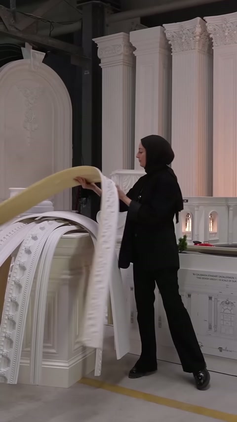 Uygulayıcı, kabartmalı flex çıtayı kavisli örneklerin üzerine doğru indiriyor