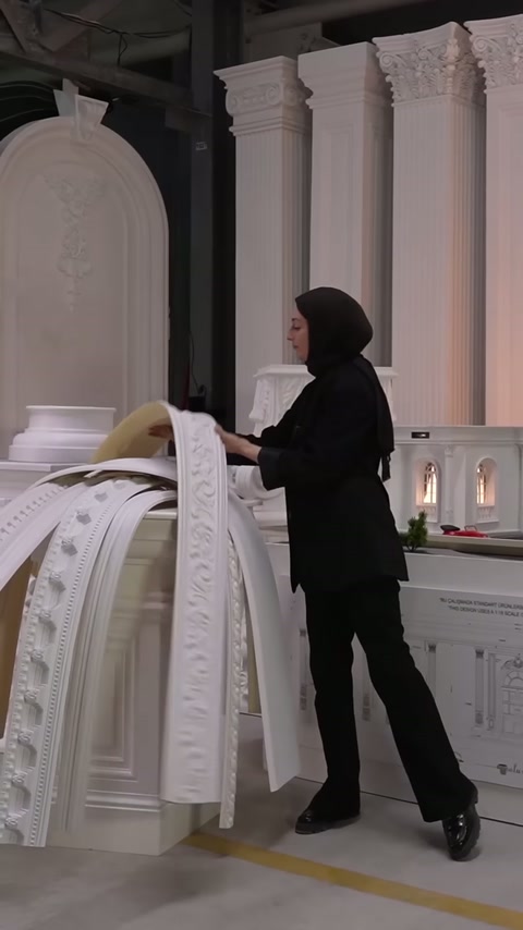 Beyaz işlemeli bordür, eğimli teşhir grubuna yerleştirilmek üzere tutuluyor