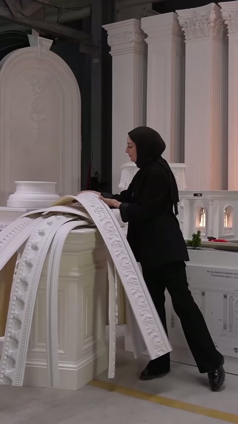 Kavis verilen desenli profil, diğer bükülmüş ürünlerin yanına getiriliyor