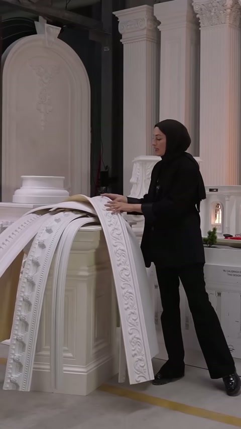 İşlemeli esnek çıta, beyaz kavisli numunelerin önünde dikey tutuluyor