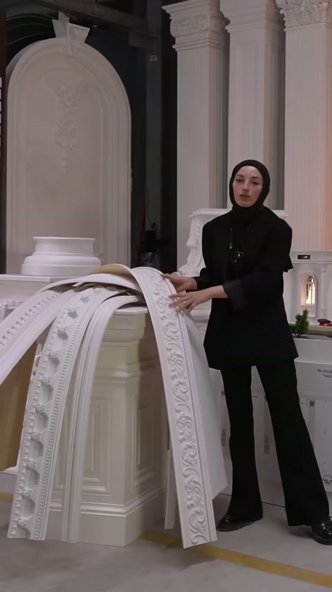 Uygulayıcı, farklı genişliklerdeki bükülmüş profilleri toplu halde sunuyor