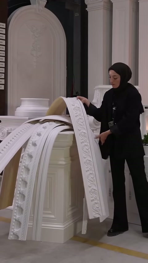 Sarı arka yüzlü düz profil, işlemeli bordürün yanında elle açılıyor