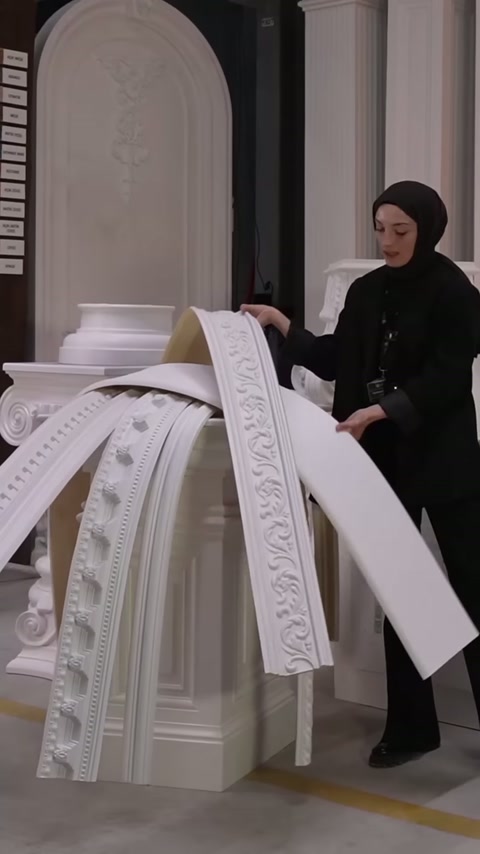 Geniş sade panel ile dar motifli bordür birlikte sergileniyor