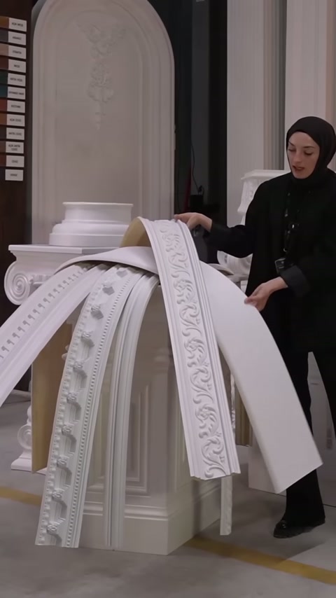 Düz flex parça, kabartmalı kartonpiyerlerin arasında eğimli konumda gösteriliyor