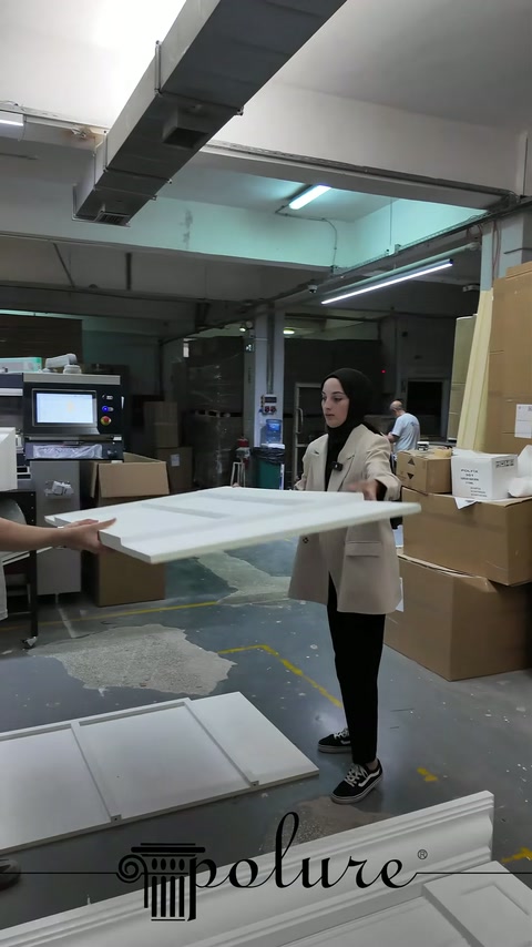Uzun yatay şömine elemanı atölyede gövde üzerinde dengeleniyor.