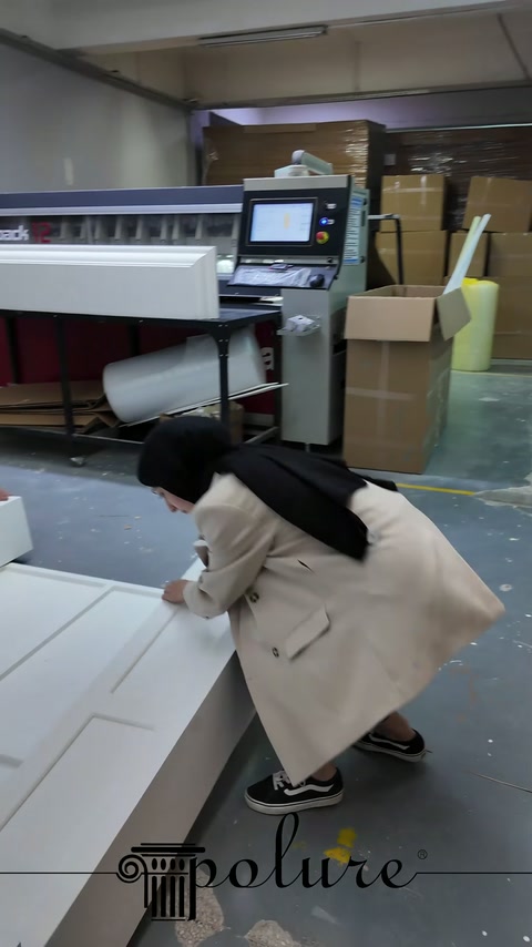Çalışan atölyede dekoratif şöminenin alt köşe birleşimini düzenliyor.