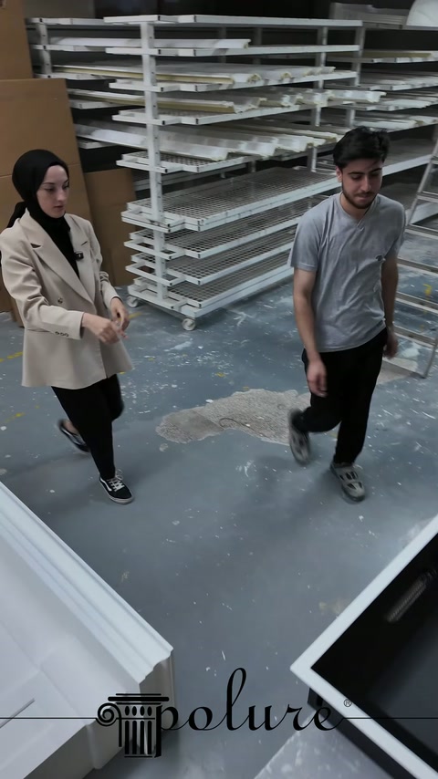 Siyah iç hazne atölyede şömine gövdesinin yanında montaja hazırlanıyor.
