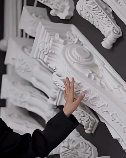 Duvar üzerinde çeşitli klasik payanda ve dekoratif profil örnekleri