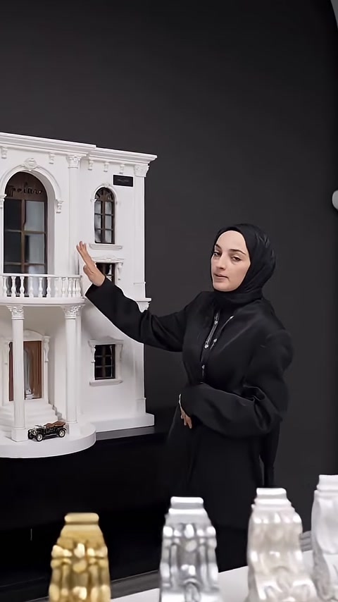 Bina maketinin pencere çevreleri ve dekoratif cephe detayları görülüyor