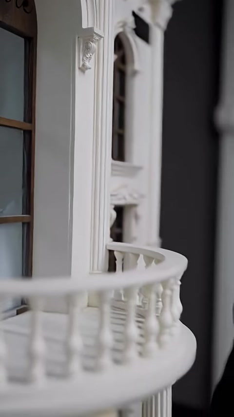Balkon korkuluğu ve pencere sövesi bulunan maket cephesi görülüyor