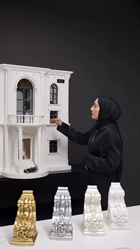 Maketin iki katlı cephesi ve masadaki boyalı payandalar birlikte sergileniyor