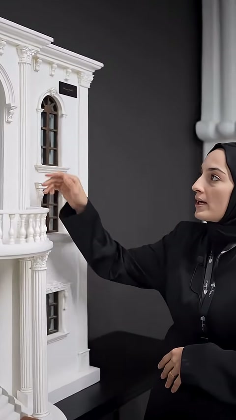 Kemerli pencere, balkon ve sütun detayları maket üzerinde açıklanıyor