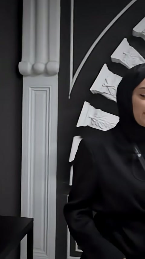 Maketin kenarıyla showroom duvarındaki küçük dekoratif parçalar kadraja giriyor