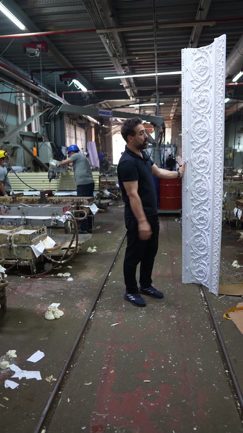 Uzun kabartmalı dekoratif profil atölyede dikey tutuluyor