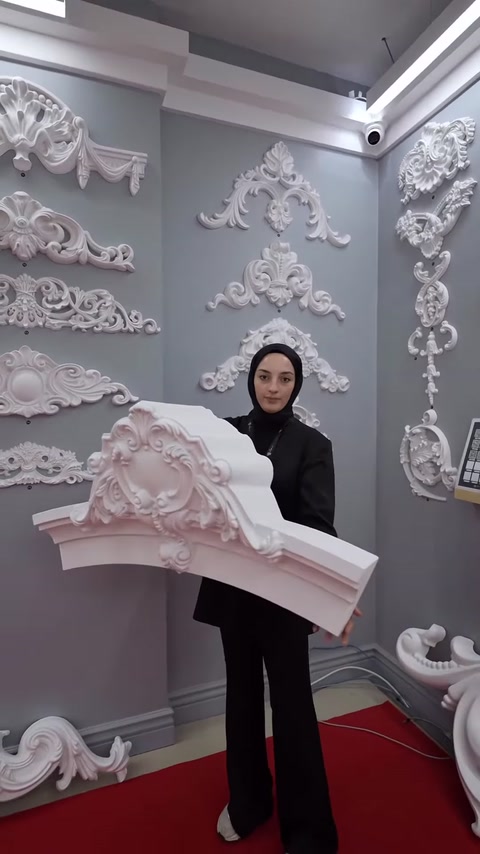 Büyük kavisli taç motifi kabartmalı merkez detayıyla önden gösteriliyor