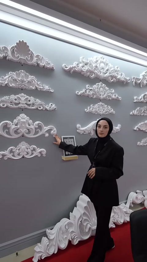 Kabartmalı bitkisel motiflerden oluşan beyaz süsleme koleksiyonu tanıtılıyor.