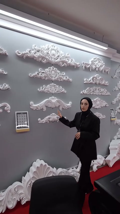 Sunucu sivri merkezli küçük beyaz süsleme örneğini işaretliyor.