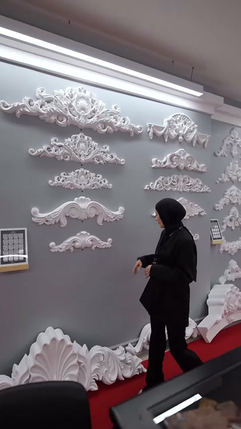 Duvarın üst bölümünde iri yapraklı ve kıvrımlı motifler görülüyor.