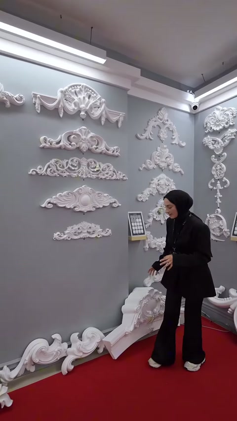 Sergi köşesinde simetrik taçlar ve dikey kabartmalı süsler bulunuyor.