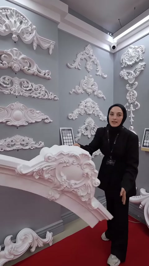 Sunucu geniş kavisli ve yoğun kabartmalı taç parçasını kaldırmış durumda.