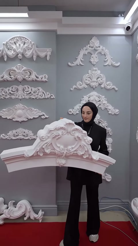 Sunucu kabartmalı çiçek merkezi bulunan kavisli süsü sergiliyor.