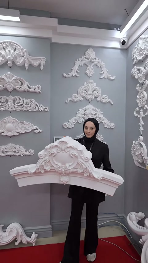Kavisli taç parçasının katmanlı profilleri ve yaprak detayları görülüyor.