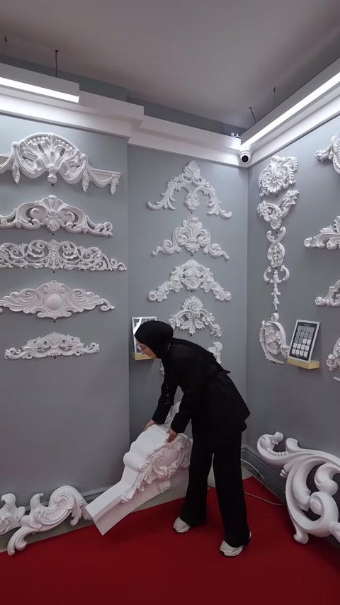 Sunucu büyük taç motifini zemindeki diğer süslerin yanına yerleştiriyor.