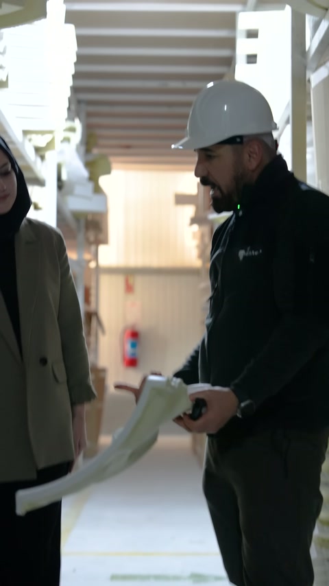 Beyaz kıvrımlı poliüretan parça gövde hizasında yatay sergileniyor