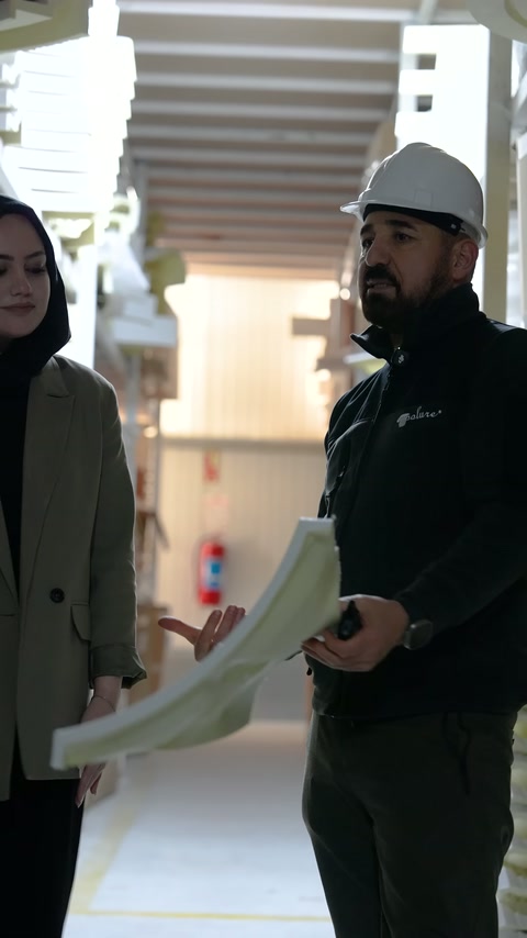 Üretici elindeki uzun süsleme profilinin biçimini yakından gösteriyor